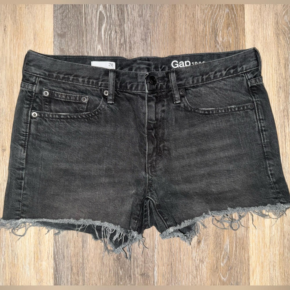 GAP Women’s Slim Shorts. Size 28